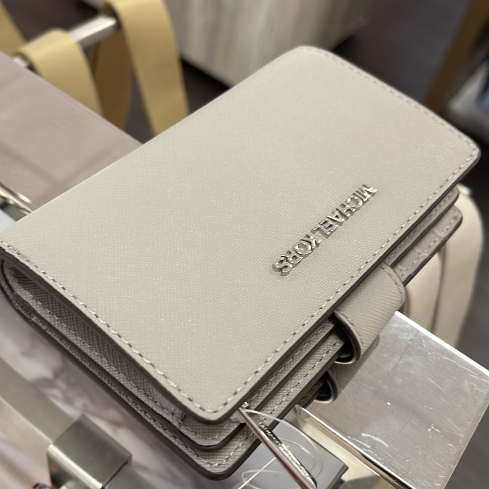 MICHAEL KORS Medium Saffiano Leather Bifold Zip CN Wallet
PEARL GREY
NWT - Picture 14 of 16